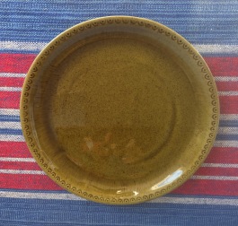 Grön tallrik DECO, Hälsingborg (11). Diam. 24 cm. Lite krackelering syns när man kollar i soljus men i vanligt ljus är det inte störande. Endast enstaka smårepor, i övrigt gott skick. 40 SEK/st