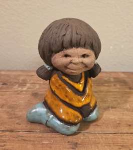 Keramikfigurin Tore Borg - Sittande flicka med orange tröja. Höjd 8,5 cm. Signerad i botten. Fint skick. 65 SEK