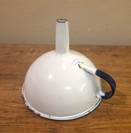 Blåvit emaljerad tratt Kockums. Diam. 10,5 cm. En liten emaljskada på kanten, annars gott skick. 50 SEK