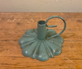 Liten grön ljusstake i metall för små smala ljus.  Höjd (hänkel) 5 cm, diam. fot 7,5 cm. Fint skick. 25 SEK