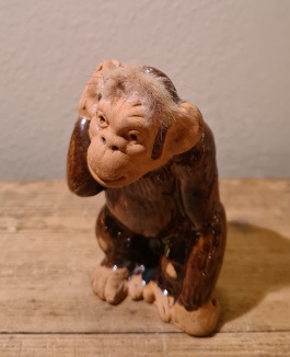 Stående apa, Tore Borg. Höjd ca 9,5 cm. Lite skav på knäna, annars ok skick. 65 SEK