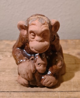 Sittande apa med baby, Tore Borg. Höjd 8 cm. Saknar lite av håret på huvudet, annars ok skick. 65 SEK