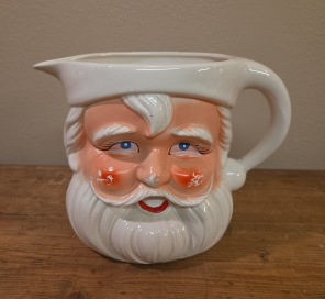 Större tomtekanna. Höjd 14,5 cm. Lite färgskav här och där men annars gott skick. 70 SEK