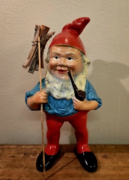 Stor stående tomte med näverkärve (hemgjord, saknar originalräfsa). Höjd ca 31 cm. Okänd ålder. Gott skick. 250 SEK