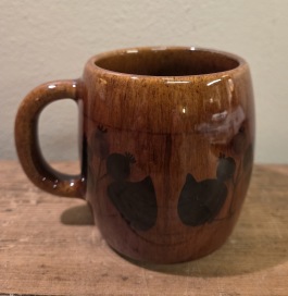 5 st bruna mönstrade muggar , DECO Hälsingborg. Höjd ca 9 cm, diam. 7 cm. Fint skick. 150 SEK