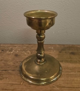 Mässingsljusstake för värmeljus. Höjd 11,5 cm. Lite flammig i metallen på foten, annars gott skick. 50 SEK
