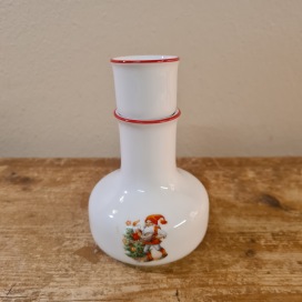 Liten karaff med tomtemotiv, inkl. glas. Höjd karaff 9 cm. Christineholm. Fint skick. 45 SEK