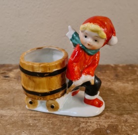 Tomtebarn med kärra. Längd ca 9 cm, höjd 9,5 cm. Fint skick. 50 SEK