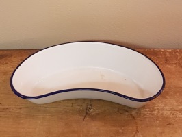 Blåvitt emaljerat bäcken Kockums. Längd 30 cm, bredd 14 cm. Några emaljskador på kanten och under botten. 100 SEK