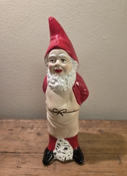 Stående gipstomte med förkläde. Höjd 23,5 cm. Gott skick. 65 SEK