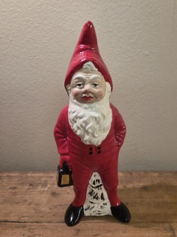 Stående gipstomte med lykta. Höjd 23,5 cm. Lite nagg/skav på lykta och fötter, annars gott skick. 65 SEK