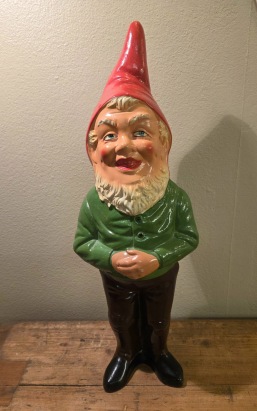 Stor stående tomte. Höjd ca 42 cm. Nagg på baksidan vid botten, annars gott skick. Nån har skrivit "Gekås 1988" i botten med blyerts. 190 SEK