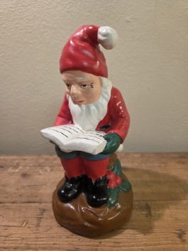 Sittande läsande tomte (gips). Höjd 18 cm. Gott skick. 65 SEK
