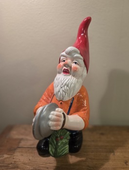 Stor stående tomte som spelar cymbal. Ålder okänd. Höjd 35 cm. Fint skick. 180 SEK