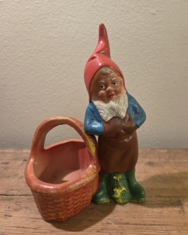 Stående tomte med korg och brunt förkläde. Höjd 18 cm, bredd ca 12 cm. Lite skav på ena armbågen (vid korgen), annars fint skick. 140 SEK