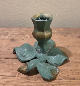 Liten ljusstake i metall (mässing?) med bladformad fot. Höjd ca 7 cm. Lite skav men gott skick i övrigt. 45 SEK