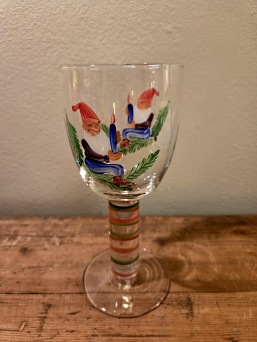 Glas på fot med tomtemotiv.