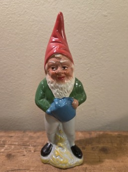 Stående tomte med blå vattenkanna. Höjd  ca 20 cm. Limmad vid benen, annars inga nagg eller skador. 90 SEK