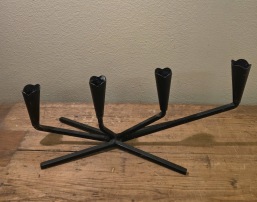 Adventsljusstake i smide. Längd ca 30, höjd 14 cm. Gott skick. 65 SEK
