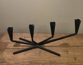 Adventsljusstake i smide. Längd ca 30, höjd 14 cm. Gott skick. 65 SEK