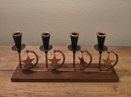 Adventsljusstake i metall med träfot. Längd 23 cm, höjd ca 10 cm. 50 SEK