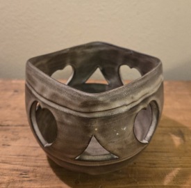 Brun ljuslykta Irma Yourstone. Höjd 8,5 cm, diam. 10 cm. Fint skick. 50 SEK