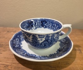 Blåvit kaffekopp med fat ARABIA (4). Diam. fat ca 14 cm, diam. kopp 9 cm. Fint skick. 60 SEK/st