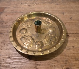 Ljusstake i stansad mässingsplåt. Diam. 18 cm. Lite skav och  missfärgning men annars ok. 60 SEK