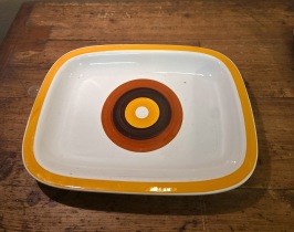 Stekfat Rörstrand "Fokus". Längd 28,5 cm, bredd 22 cm, djup 3 cm. Nån enstaka mörk fläck, annars gott skick. 70 SEK