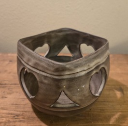 Brun ljuslykta Irma Yourstone. Höjd 8,5 cm, diam. 10 cm. Fint skick. 50 SEK