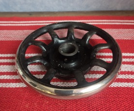 Rund metalljusstake i form av ett hjul. Diam.  14 cm. Fint skick. 65 SEK