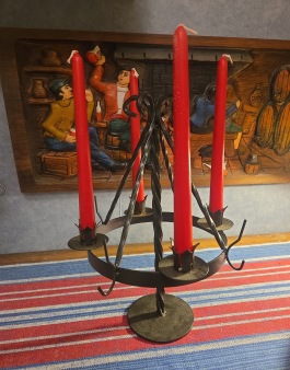Smidd adventsljusstake på fot. Höjd ca 35 cm, diam. 26 cm. Fint skick. 75 SEK
