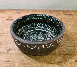 Rund skål Nittsjö THO med mönstrad kant. Diam. 14,5 cm. Djup ca 5 cm. Fint skick. 60 SEK