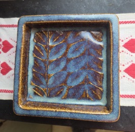 Litet fyrkantigt mönstrat fat SÖHOLM. 10,5x10,5 cm. Fint skick. 45 SEK