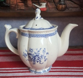 Blåvit kanna med lock Gefle "Anglo". Höjd inkl. lock 18 cm. Fint skick. 80 SEK