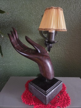 Dekorativ hand i trä. Höjd ca 30 cm. Fint skick. Att hänga smycken på kanske? 95 SEK