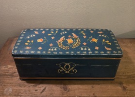 Avlång mönstrad burk från Gevalia Rosteriet. Längd 28,5 cm, bredd 11 cm, höjd 11 cm. Lite bucklor på vissa ställen men annars ok. 75 SEK