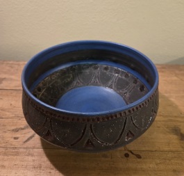 Djup blå mönstrad skål signerad Farsnäs -69. Diam. 18 cm, djup 10 cm. Fint skick. 75 SEK