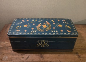 Avlång mönstrad burk från Gevalia Rosteriet. Längd 28,5 cm, bredd 11 cm, höjd 11 cm. Lite bucklor på vissa ställen men annars ok. 75 SEK