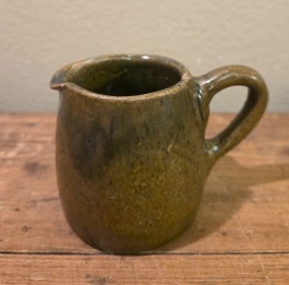 Liten brungrön gräddkanna H. Cederholm. Höjd 6,5 cm.  Fint skick. 45 SEK