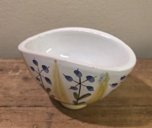 Liten välvd skål med blåbärsmotiv Laholm. Längd ca 13 cm, djup 7,5 cm, bredd 9 cm. Lite skav på ett ställe på kanten, annars fint skick. 50 SEK