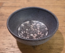 Liten skål med blommönster Törngrens, signerad Bonni (Rehnkvist). Diam. 11,5 cm, djup ca 5 cm. Fint skick. 60 SEK