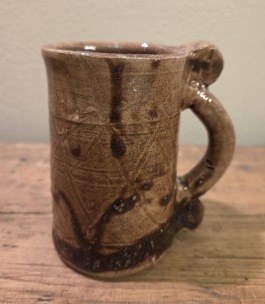 Litet brunt mönstrat stop B. Cederholm. Höjd 10,5 cm. Fint skick. 50 SEK