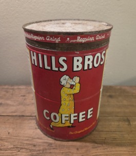 Rund burk "Hills Bros Coffee". Höjd ca 18 cm. "Regular grind". Rostigt lock och lite rost inuti. Locket lite trögt att få på. 60 SEK