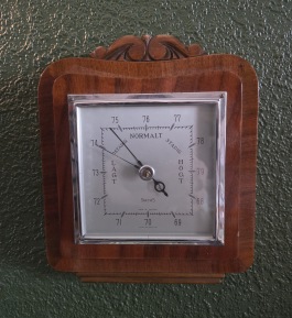 Dekorativ barometer i decostil. Lite skav på översta delen och på sidan, men annars är trädelen i fint skick. Ej funktionstestad. Höjd 22 cm, bredd 18 cm. Totaldjup med tavla ca 4 cm. Smiths, England. 75 SEK