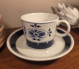 Blåvit tekopp med fat Stavangerflint. Diam. fat 16 cm, diam. kopp 9 cm.  Fint skick.  60 SEK