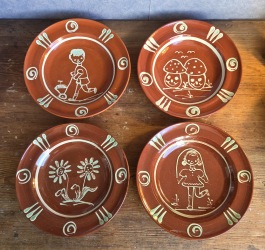 4 st halvdjupa tallrikar HÖGANÄS med olika motiv av barn, blommor och svampar. Diam. 21 cm, djup ca 3 cm. En är lite ljusare i glasyren men alla i gott skick.  40 SEK/st