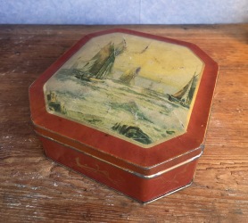 Åttakantig burk med båtmotiv. 22x22 cm. Höjd ca 7,5 cm. Lite skavd på locket men annars gott skick. Omärkt. 75 SEK