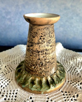 Keramikljusstake Tilgmans med grönskiftande fot. Höjd 11 cm. Gott skick. 75 SEK