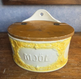 Vägghängd speceribehållare Gustafsberg, märkt "Mjöl". Höjd bak 15,5 cm. Med trälock. Gott skick. 80 SEK